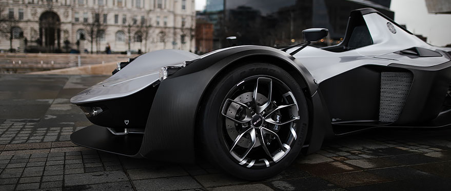 将来派玄色炫酷跑车的高机能轮胎 