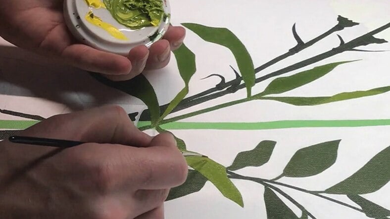 Malen von Blättern mit einem Pinsel