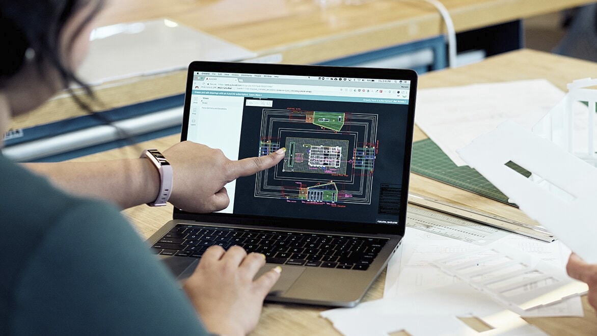 Architekten arbeiten mit AutoCAD, um Architekturmodelle per Laserschneiden zu bearbeiten.