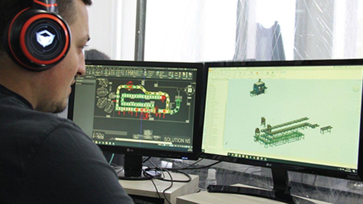Инженер-конструктор рассматривает модель в 2D- и 3D-представлениях на экранах системы Factory Design Utilities. Изображение предоставлено Technica International