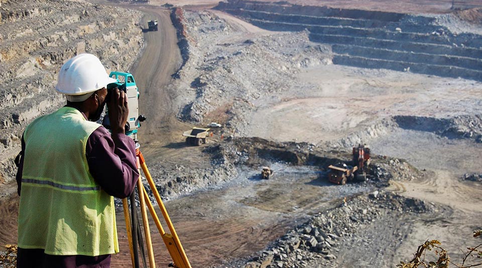赞比亚露天铜矿场的一名当地雇用的勘测员