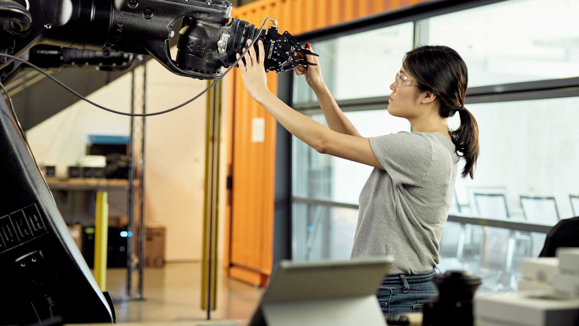 AutoCAD Mechanical ツールセットを使い機械設計をする女性