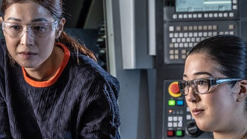 Zwei Frauen arbeiten am Computer.