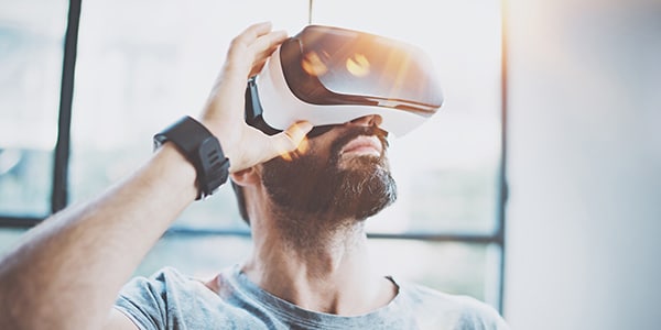 Un hombre con un casco de realidad virtual (VR)