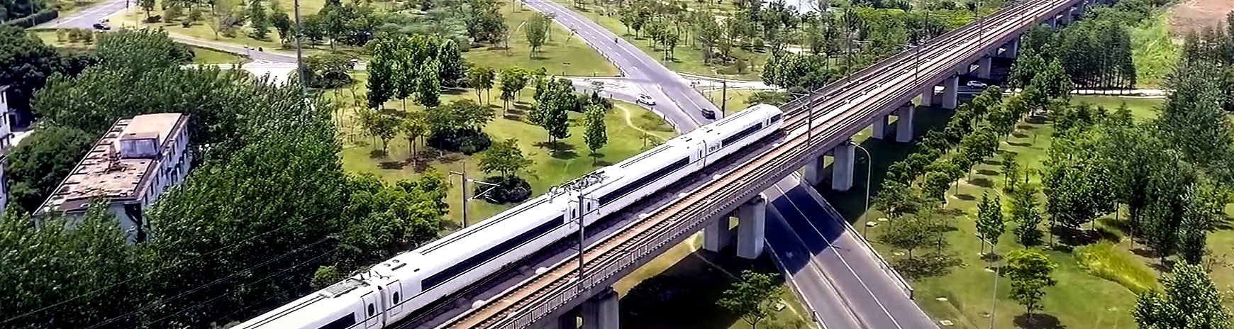 Imagen de un tren, una vía férrea y un puente