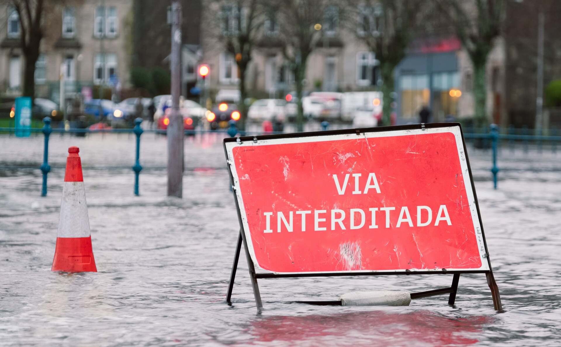 rua inundada com placa de interdição