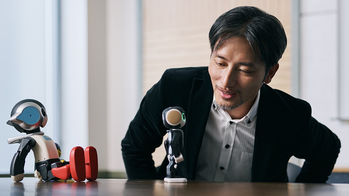 「ロボホン」に話しかける高橋智隆氏