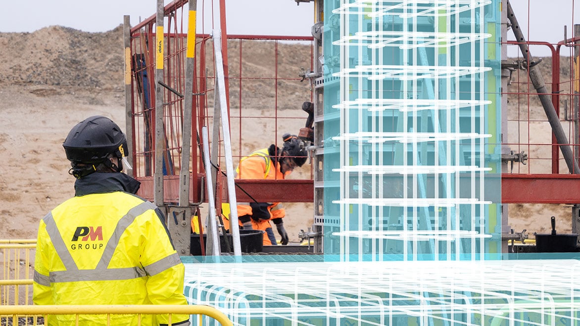 Um trabalhador da construção civil observa uma sobreposição digital num estaleiro de obras.