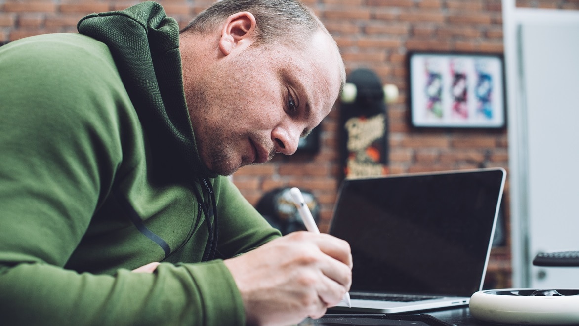 Ontwerper Charles Cambianica gebruikt een pen om op een tablet te tekenen.