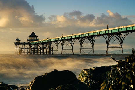Pier über dem Wasser in Bristol, UK
