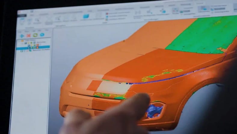 A computer screen shows a model of a car body for clay modeling and CNC milling.