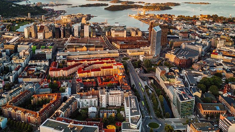A view of Oslo and its harbor from the sky.
