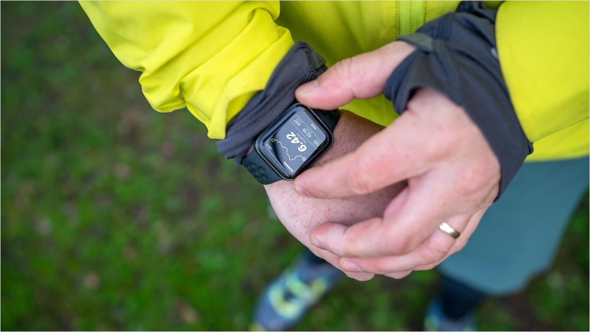 Close-up of a man’s hands showing sports activity information on his smartwatch.
