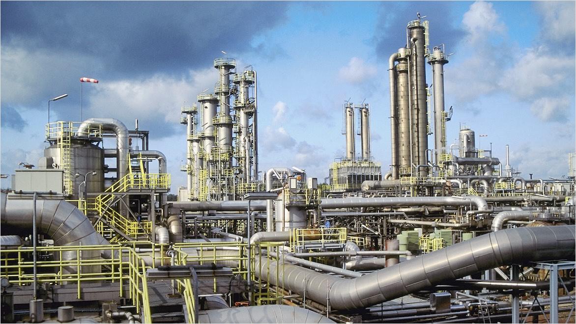 Natural gas plant showing piping distillation towers.