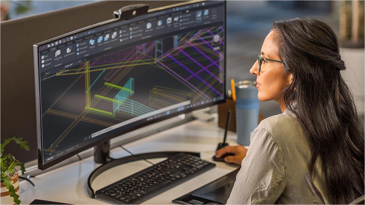 Femme utilisant AutoCAD dans un environnement de bureau