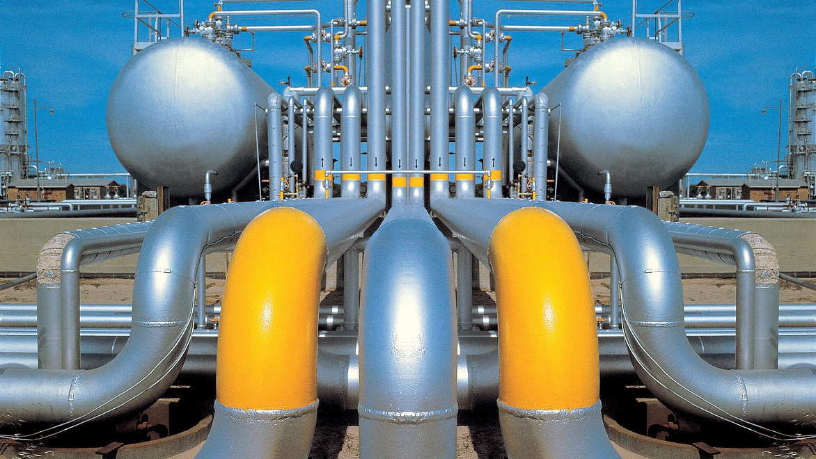 Pipelines connected to a storage tank at an oil refinery