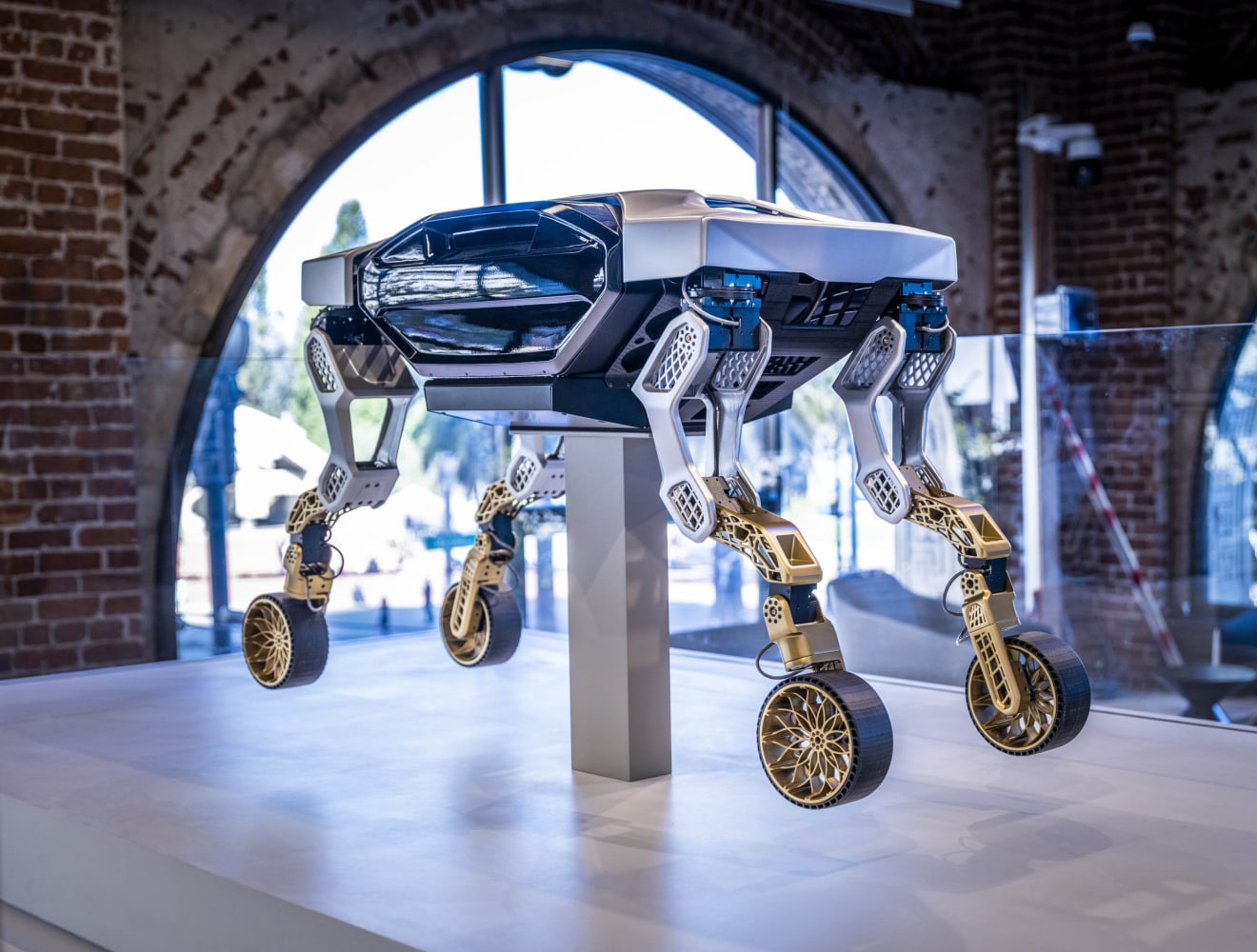 Video of mobilzing cars to go where a traditional car can not go