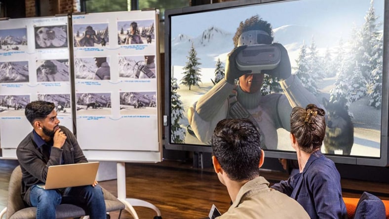 둘러앉아 프로젝트를 검토하고 있는 팀원들의 모습