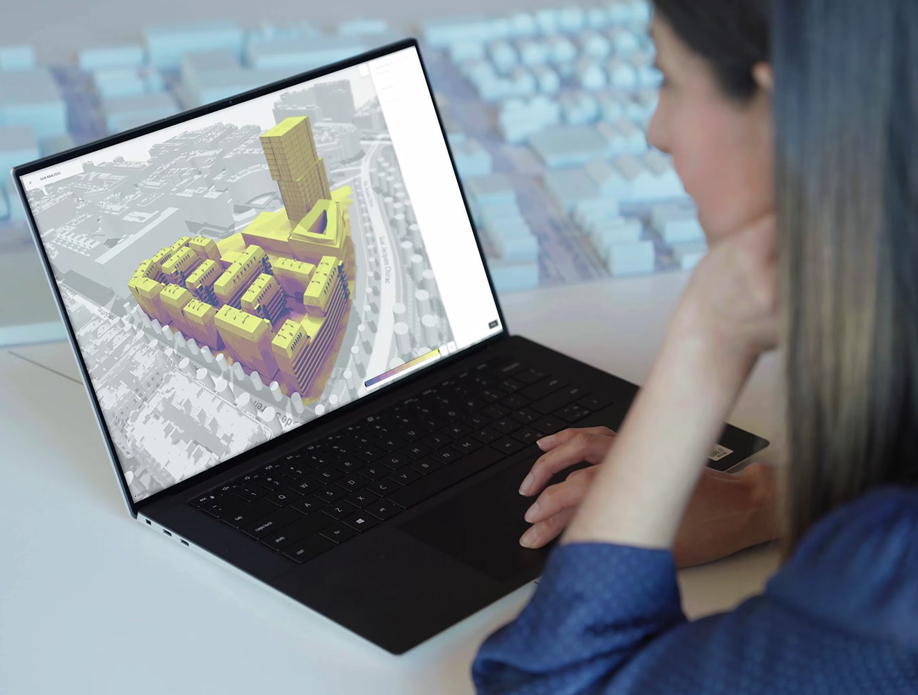 Um horizonte de construções arranha-céu da cidade à noite e todos iluminados. Algumas das luzes das construções são mostradas cintilando no céu noturno.