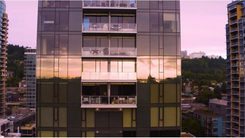 Wielopiętrowy budynek z balkonem