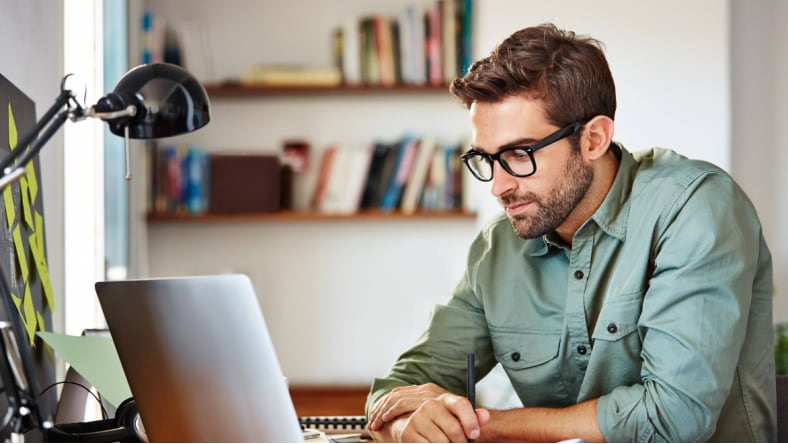 mężczyzna przed laptopem