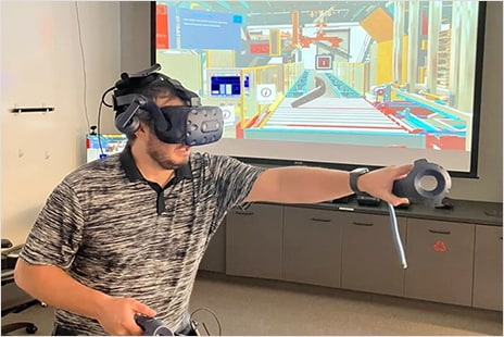 普利司通的一名工程师使用 VR 头戴式设备对设施进行虚拟演练