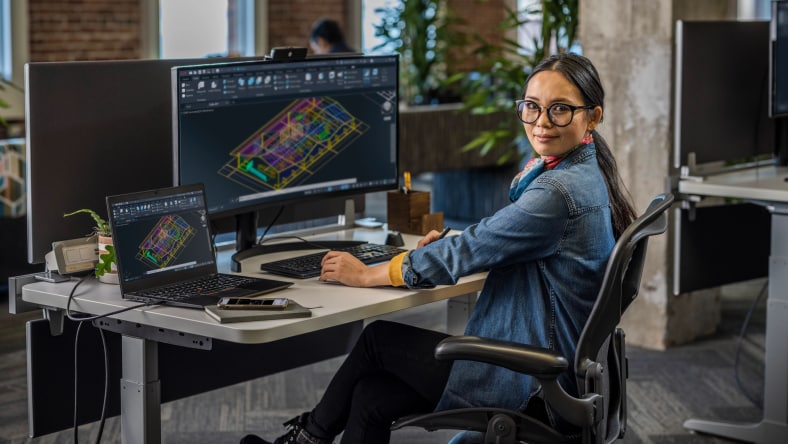 persona mostrando un render