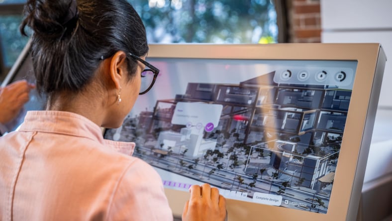 Persona mirando una interfaz de construcción