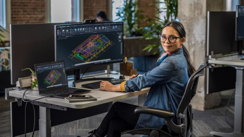 mujer mostrando un render en un ordenador