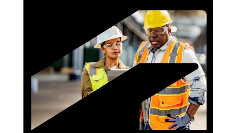 Employees using digital solutions for roads on a tablet