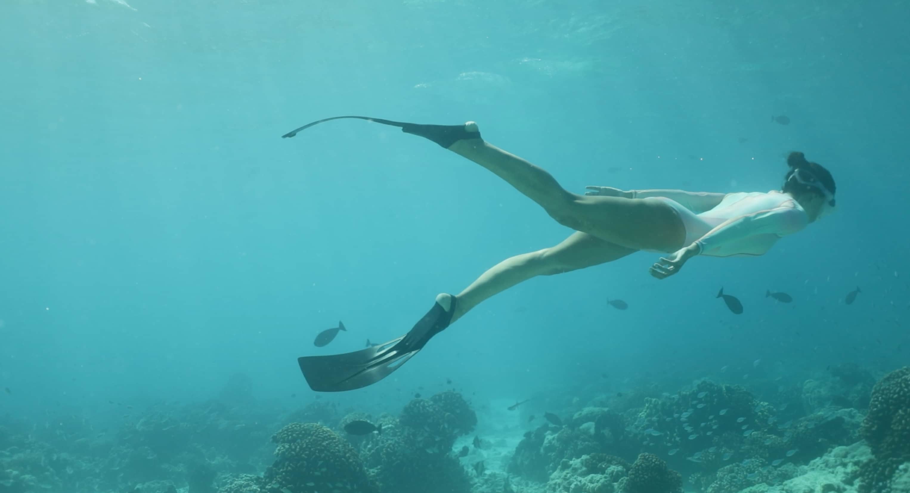 femme plongeant sous l'eau