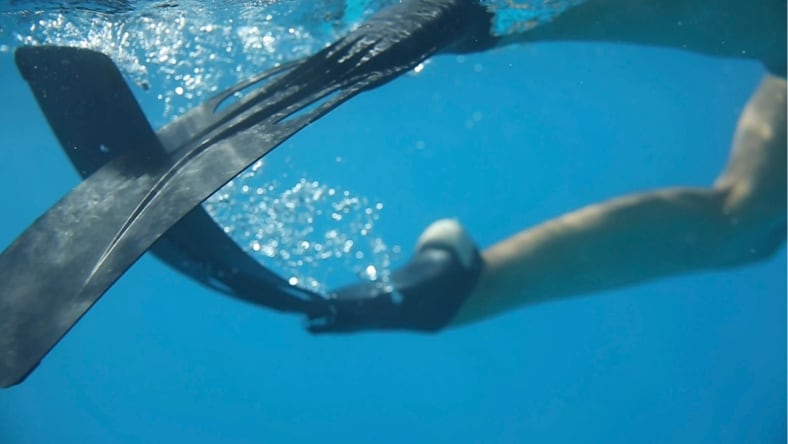 Underwater image of a swimmer's legs in motion using the new Decathlon high-performance swimming fin