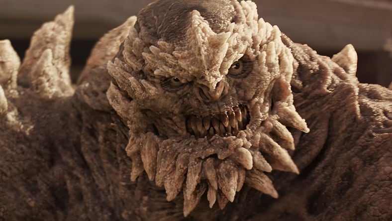 Unheimliche Kreatur mit Grimasse