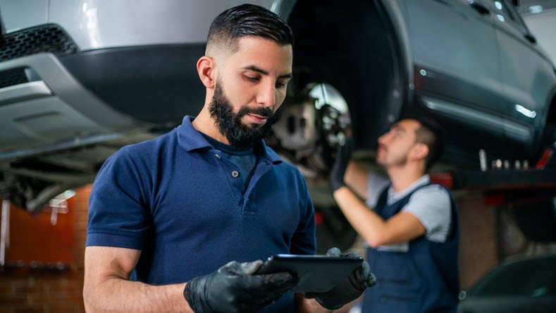 Uomo che gestisce modifiche tecniche nel settore automobilistico.