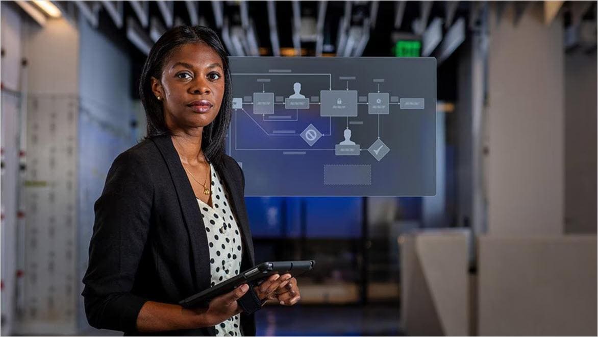 Donna che utilizza il software di gestione delle modifiche tecniche