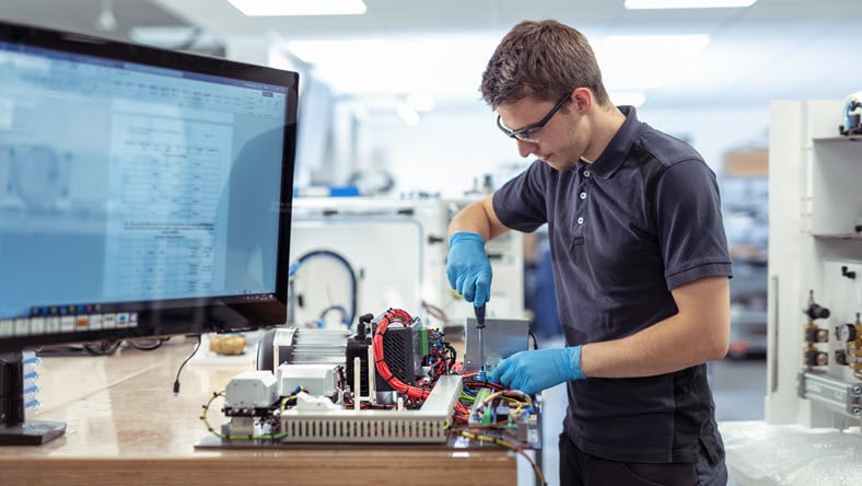 Ingegnere in una fabbrica di produzione di macchinari elettronici sanitari