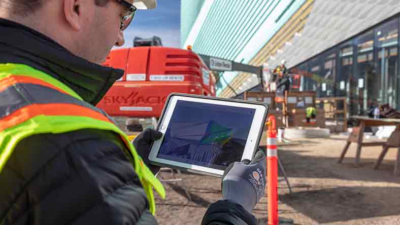 Contractor visualising projects with 3D modeling