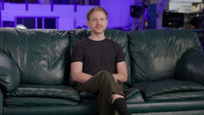 Homme assis sur un canapé en cuir