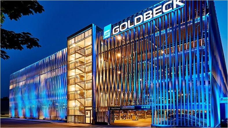 Goldbeck Parkhaus. Die Fassade ist nachts beleuchtet und zeigt blaue und weiße Lichter.