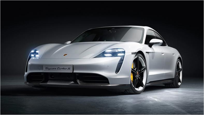 Porsche Taycan Turbo S in Silber, frontal aufgenommen.