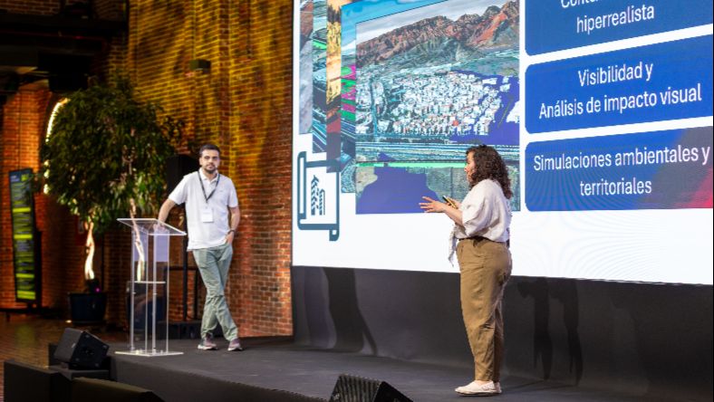 Ponentes presentando en un escenario durante una conferencia.