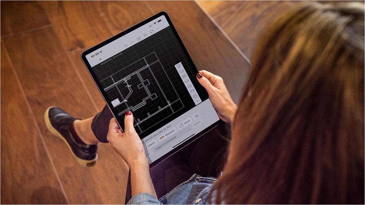 People using AutoCAD in a mobile environment.