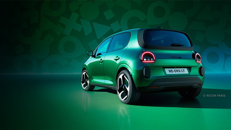 Voiture électrique compacte verte vue de l’arrière dans un décor futuriste bleu-vert, faisant la promotion de l’événement en direct « Automotive Innovation Forum » consacré à la conception automobile, à l’automatisation et aux technologies de fabrication.
