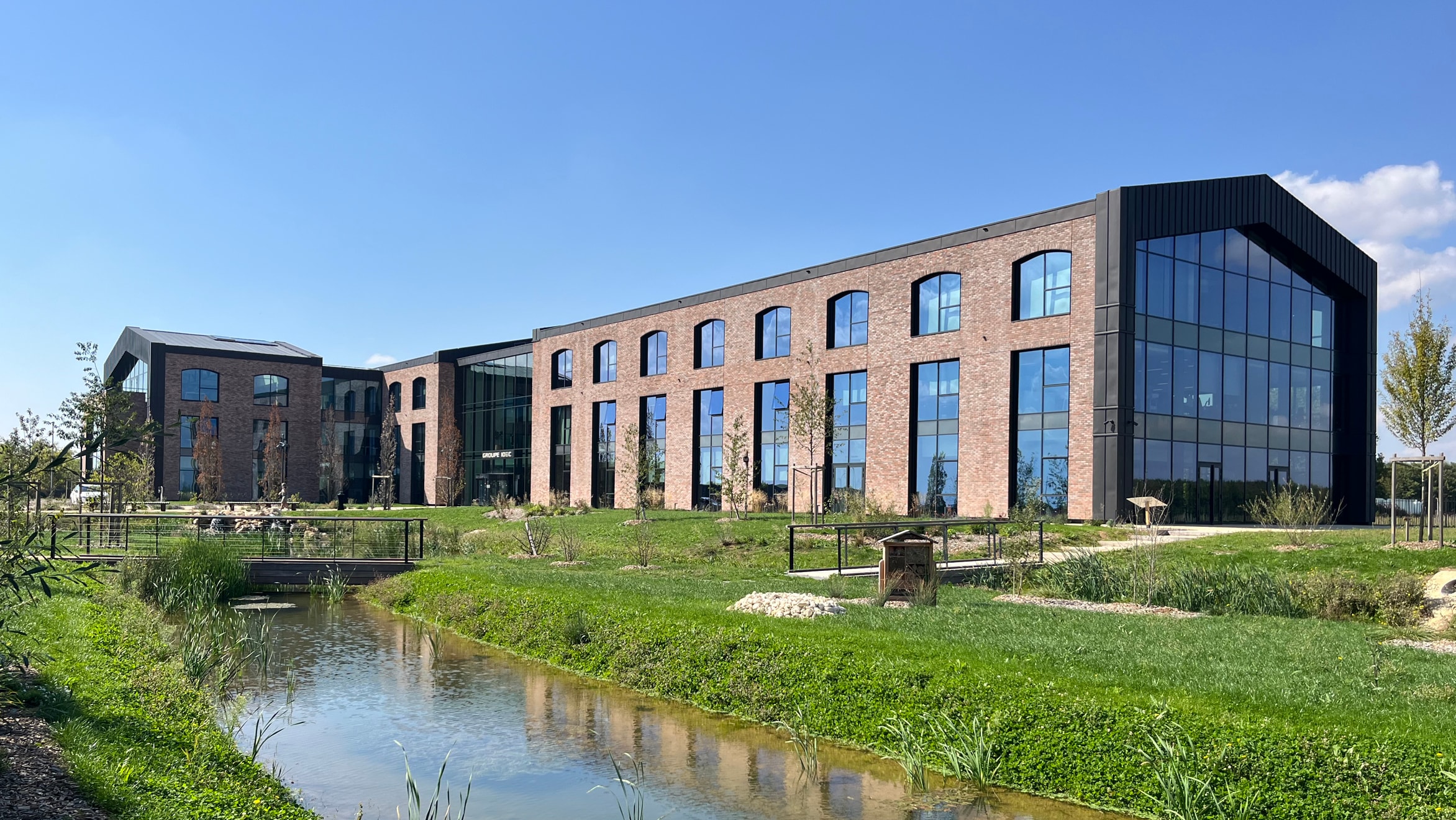 Vue sur le siège du Groupe IDEC depuis l’espace paysager - Crédit image Groupe IDEC
