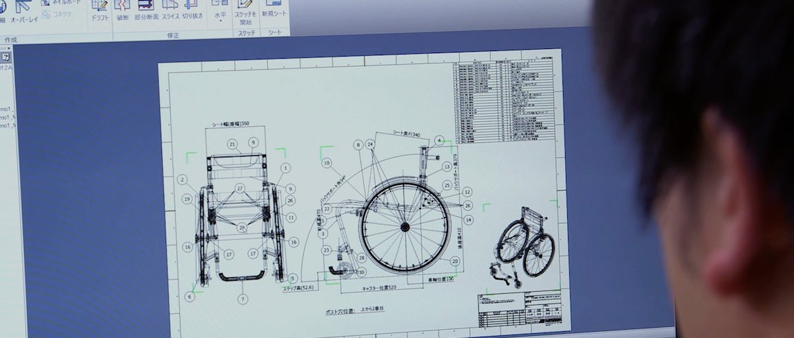 Progettista della Matsunaga Manufactory al lavoro su un progetto 2D