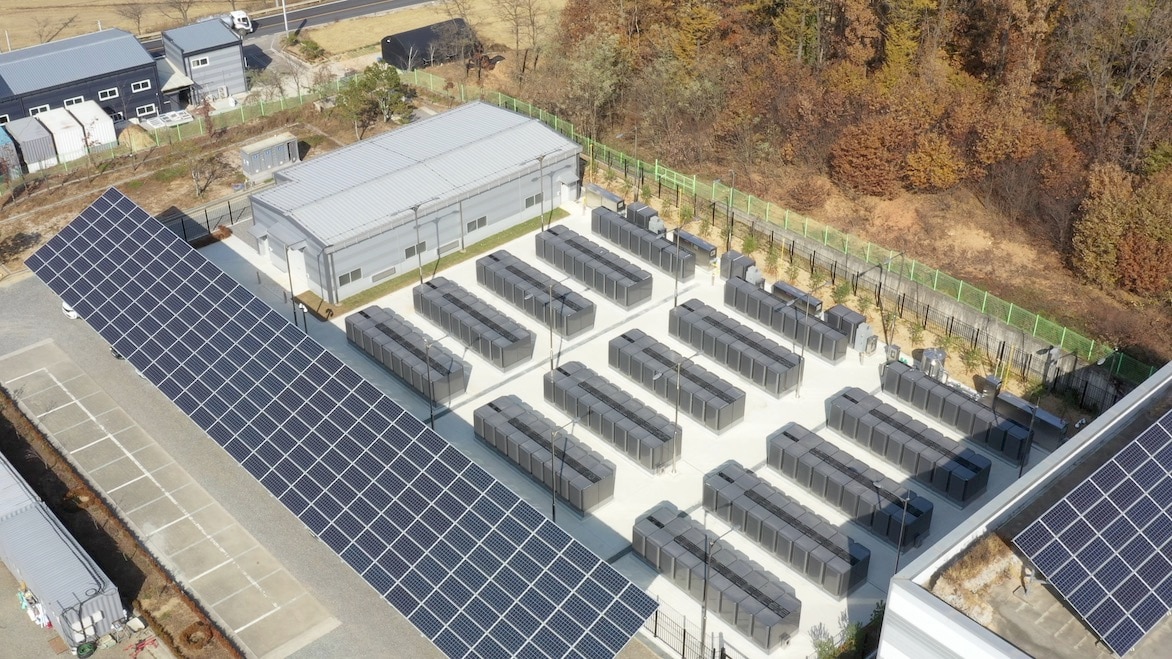 파주 발전소의 연료 전지를 둘러싼 태양 전지 패널