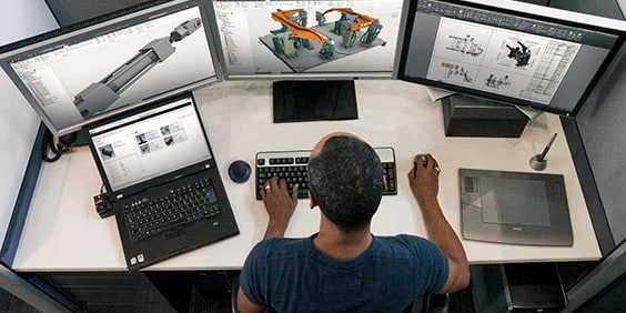 Un desarrollador trabajando con Autodesk Inventor Professional y el software AutoCAD Mechanical