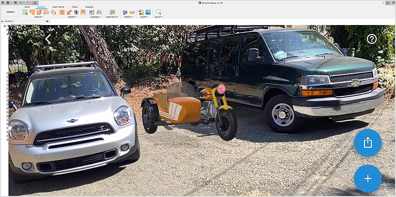 Proiezione virtuale di un sidecar arancione tra due veicoli reali in un parcheggio all'aperto 