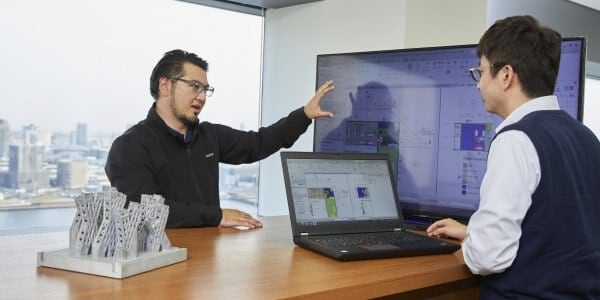 オートデスク 製品サポート をする女性のイメージ