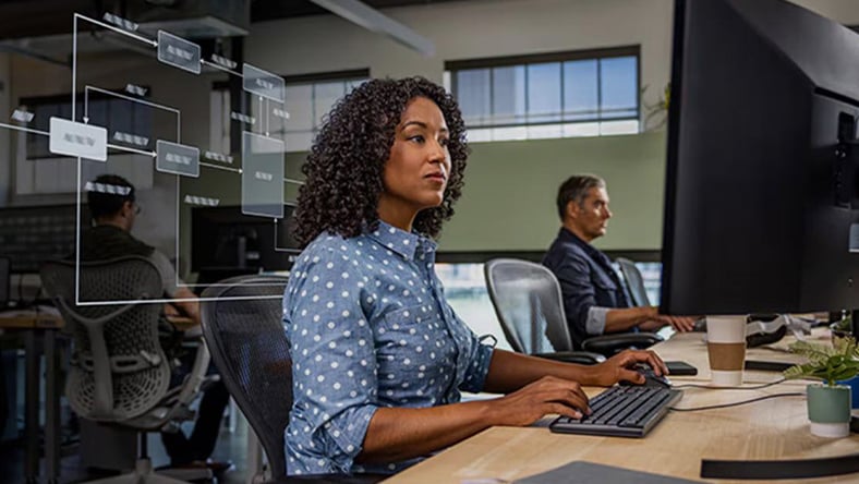 Donna che utilizza il software per la gestione delle modifiche tecniche Autodesk Fusion